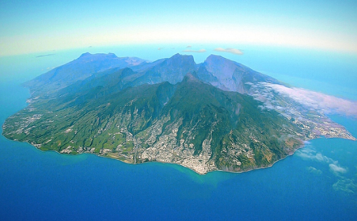 La Réunion Island Raises Highest ‘Purple Alert’ as Cyclone Nears