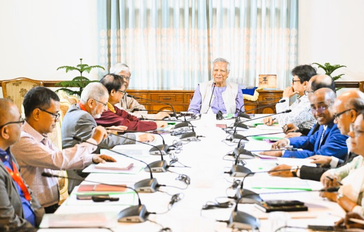 Chief Adviser Prof. Muhammad Yunus chairs a high-level meeting on recovering laundered money.