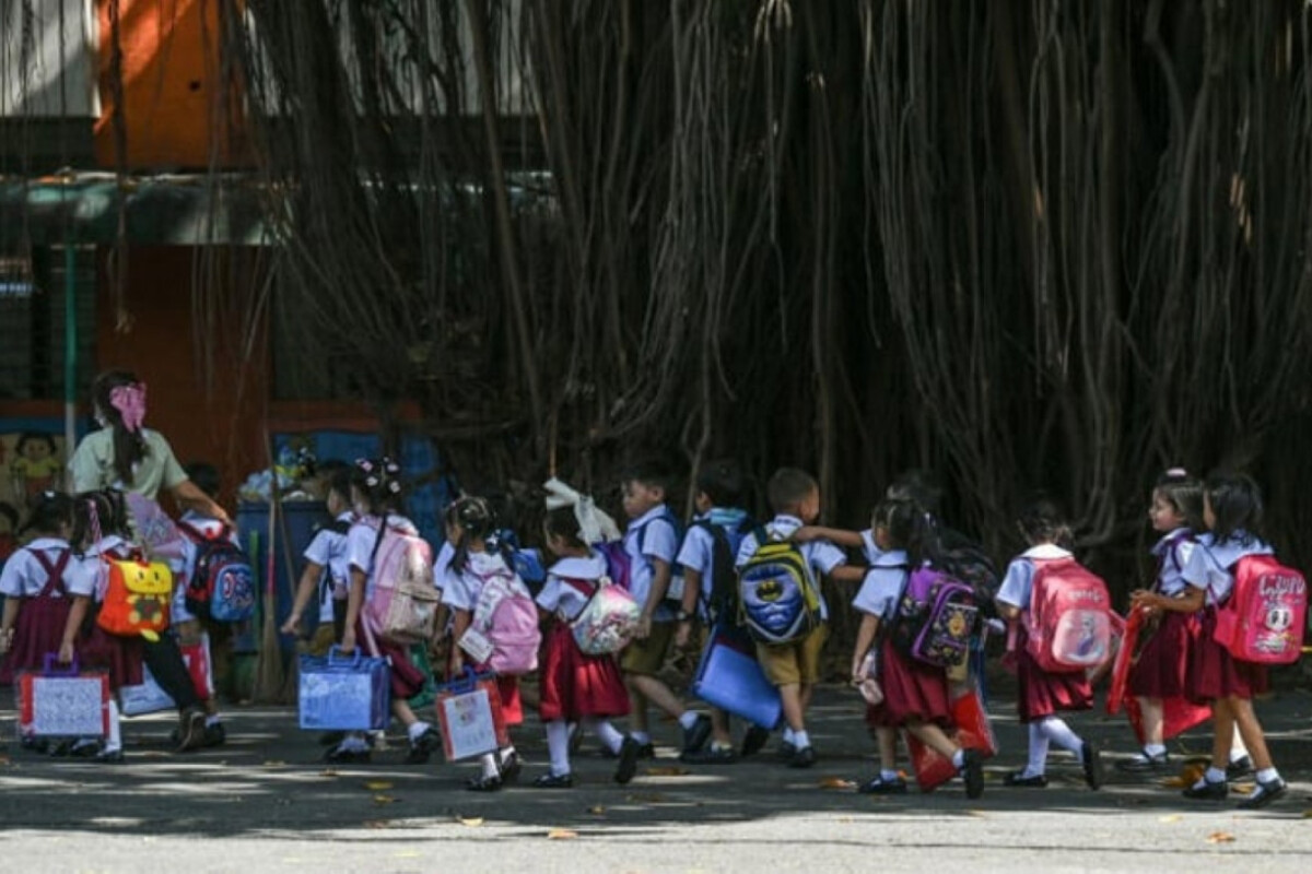 Heatwave Forces School Closures Across Half of Philippine Capital