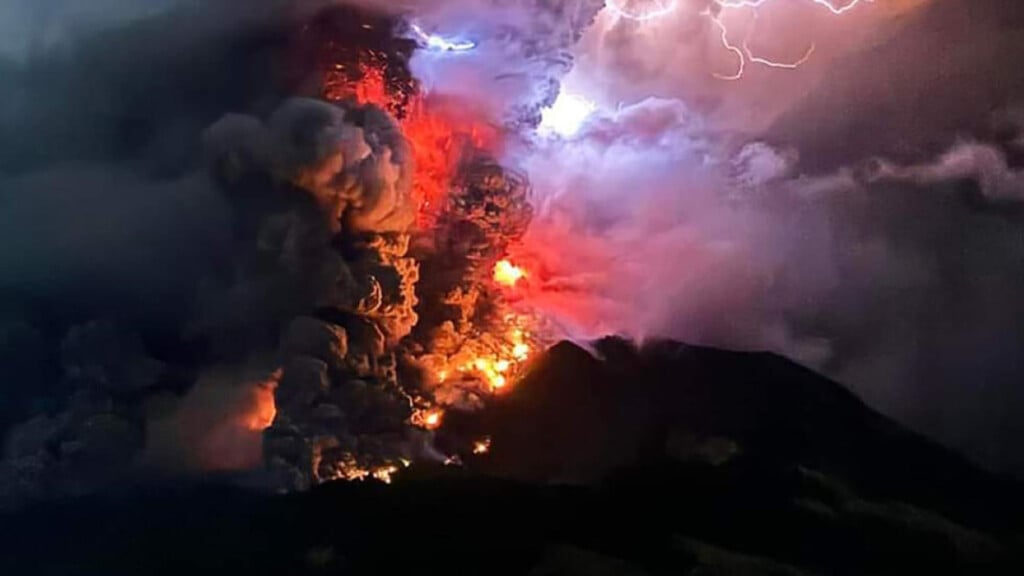 Indonesia Volcano Erupts Prompting Highest Alert Level 1742549095 Indonesia Volcano Erupts, Prompting Highest Alert Level