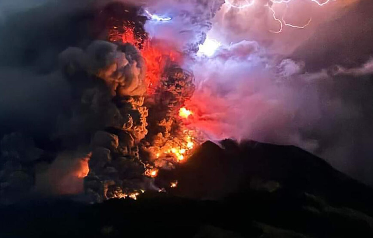 Indonesia Volcano Erupts, Prompting Highest Alert Level