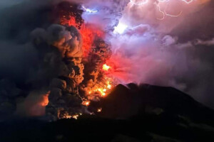 Indonesia Volcano Erupts, Prompting Highest Alert Level