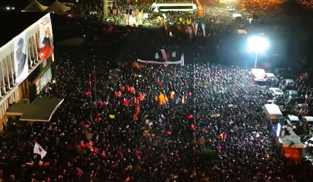 Thousands gather in Istanbul to protest the arrest of Mayor Ekrem İmamoğlu, March 2025.