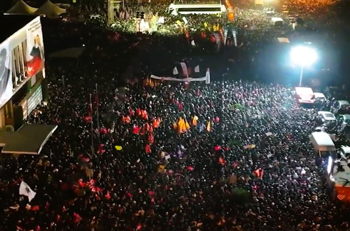 Thousands gather in Istanbul to protest the arrest of Mayor Ekrem İmamoğlu, March 2025.