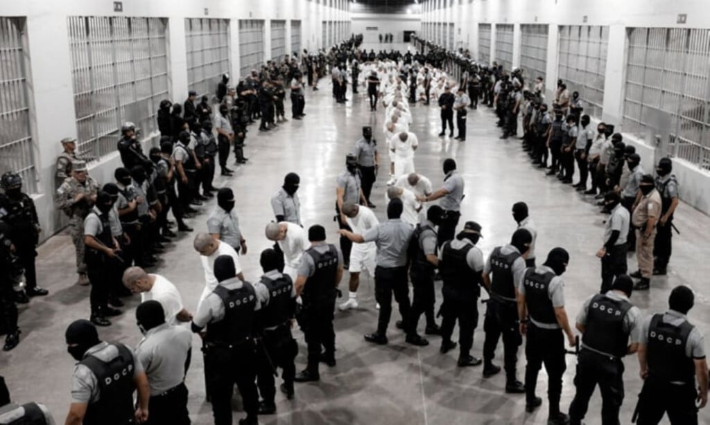 Maduro Claims 324 Venezuelans Deported to El Salvador Prison by the US