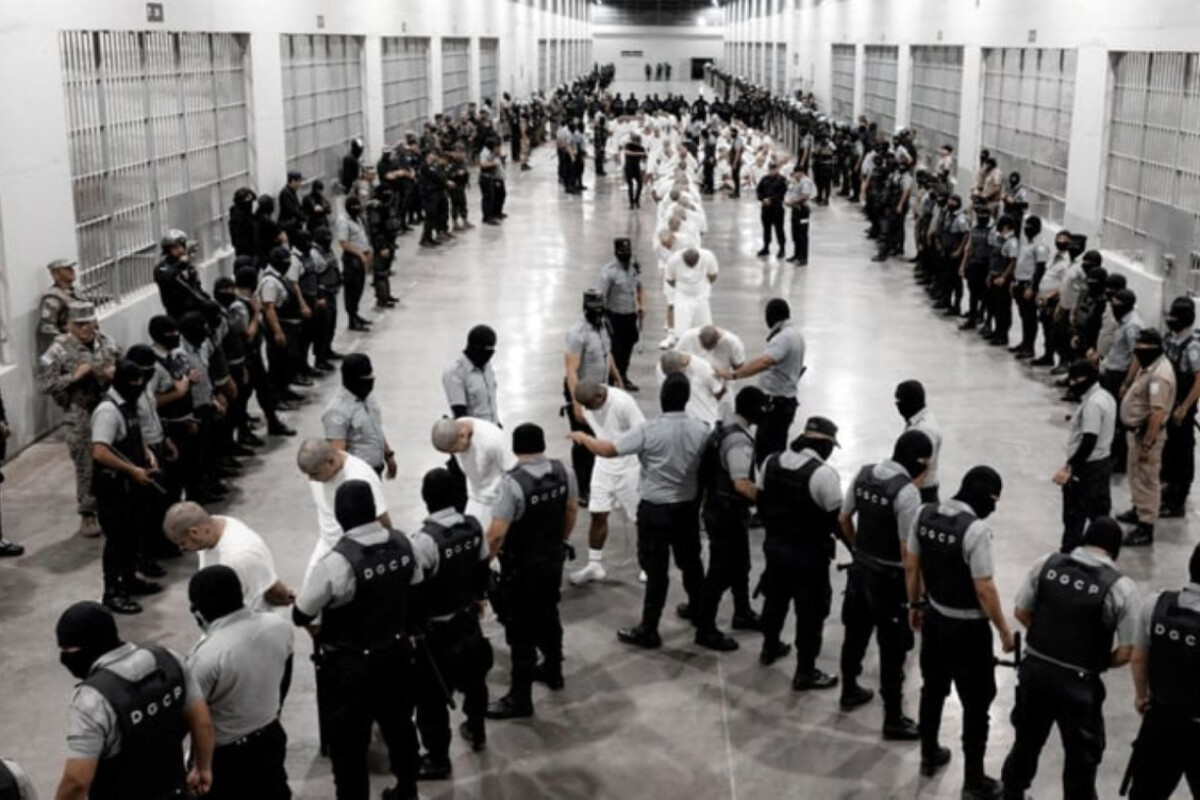 Maduro Claims 324 Venezuelans Deported to El Salvador Prison by the US