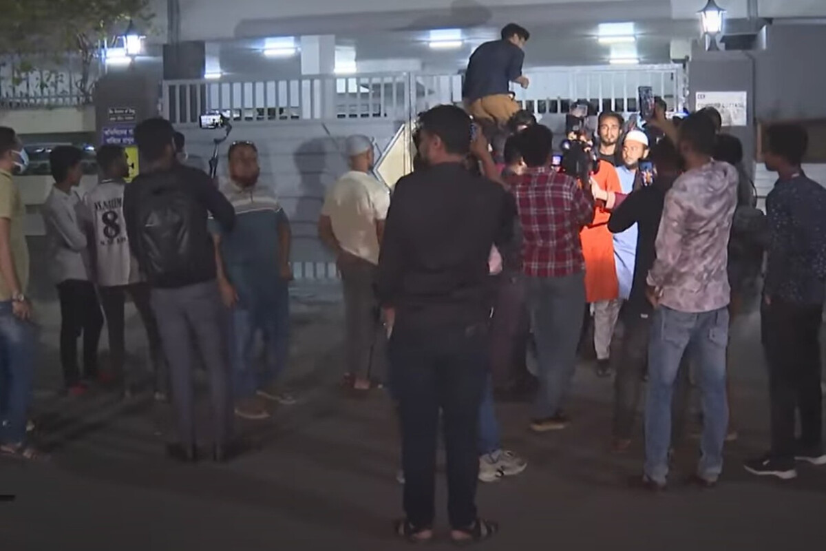 Mob Attacks Gulshan-2 House in Dhaka