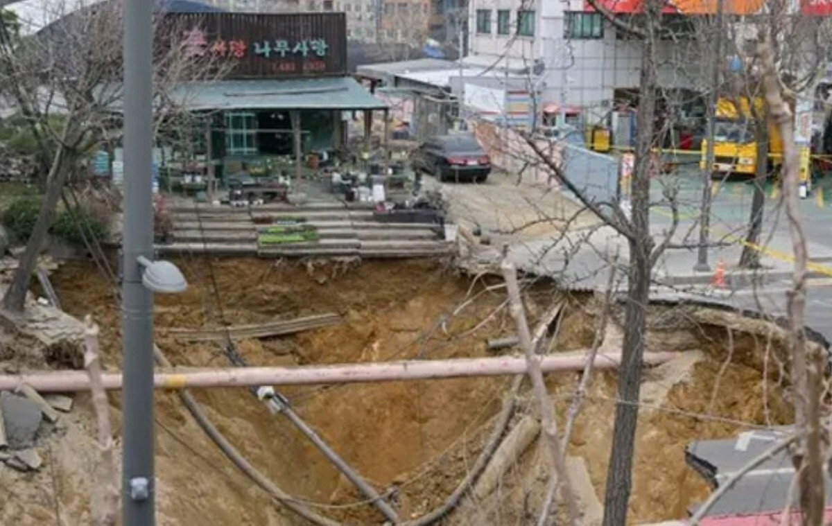 Motorcyclist Killed by Giant Sinkhole in Seoul