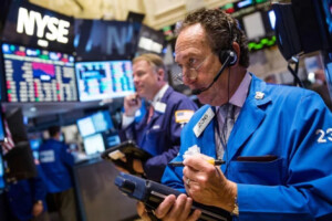 US Stocks End Gloomy Week on a Positive Note