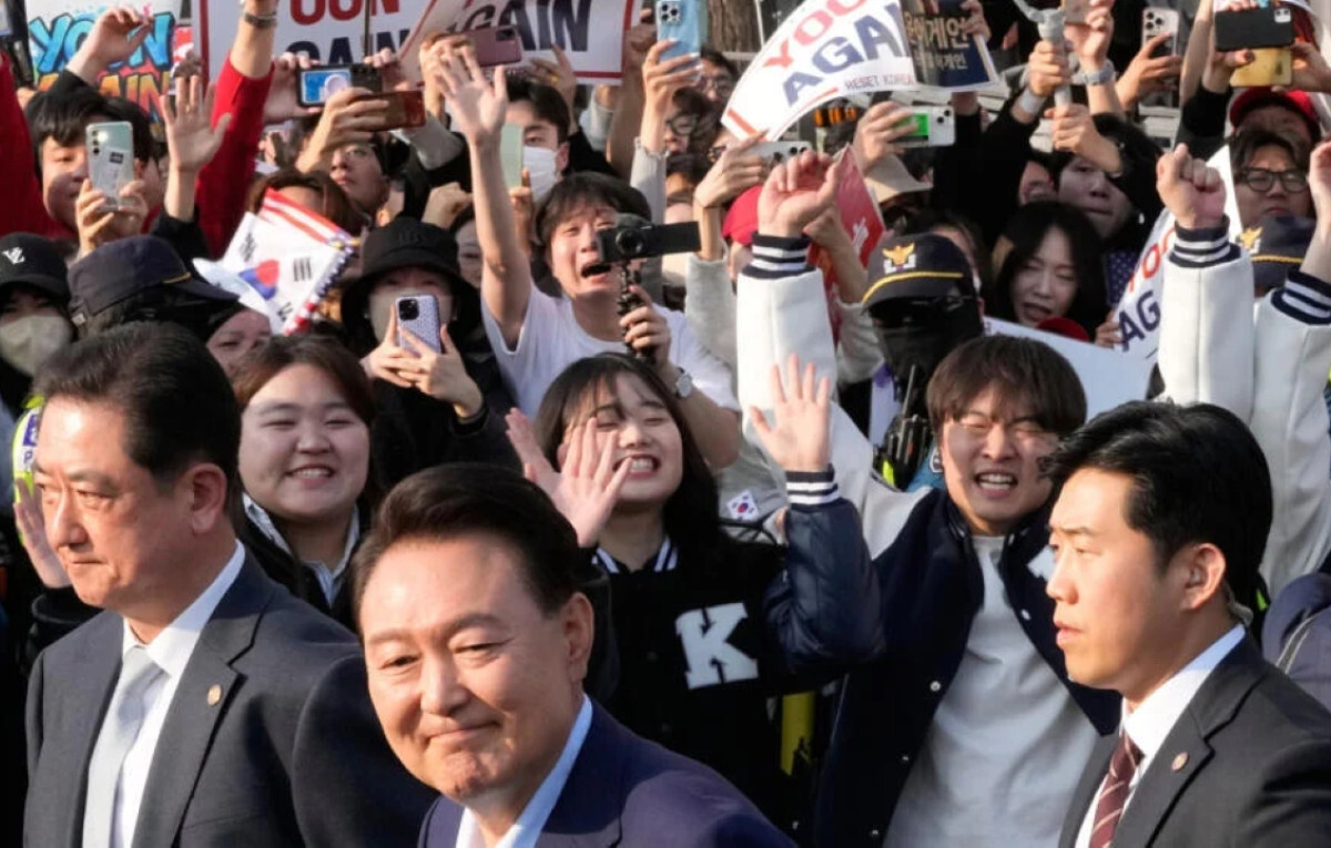Disgraced South Korean Leader Yoon Suk Yeol Vacates Presidential Residence Amid Public Farewell