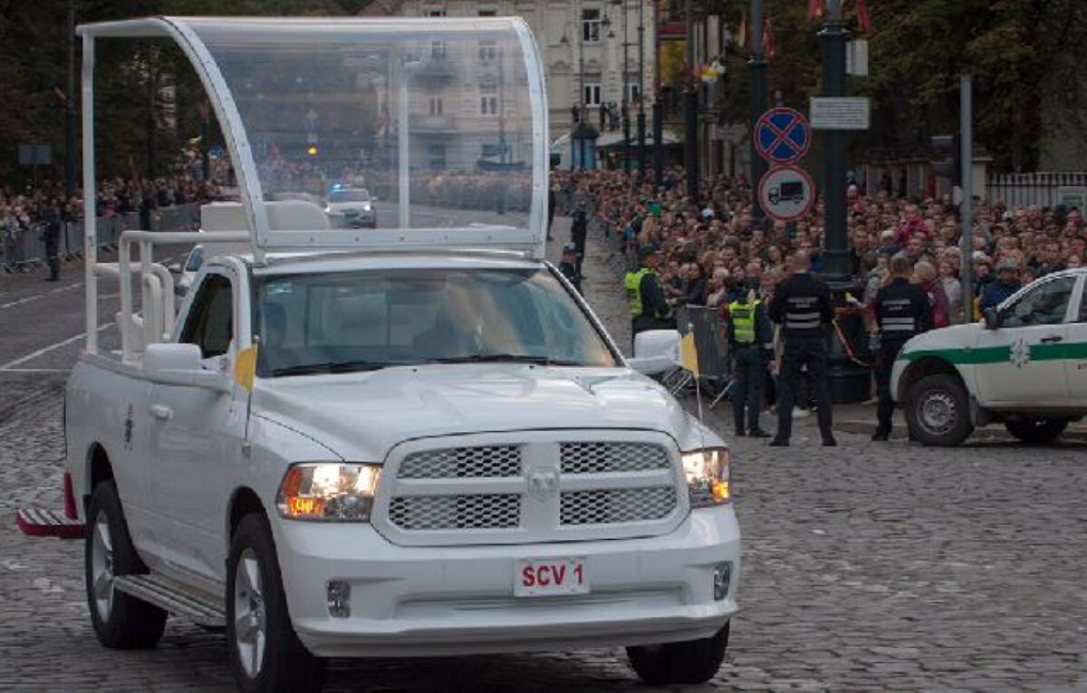 Pope Francis's Popemobile Transformed into Mobile Clinic for Children in Gaza