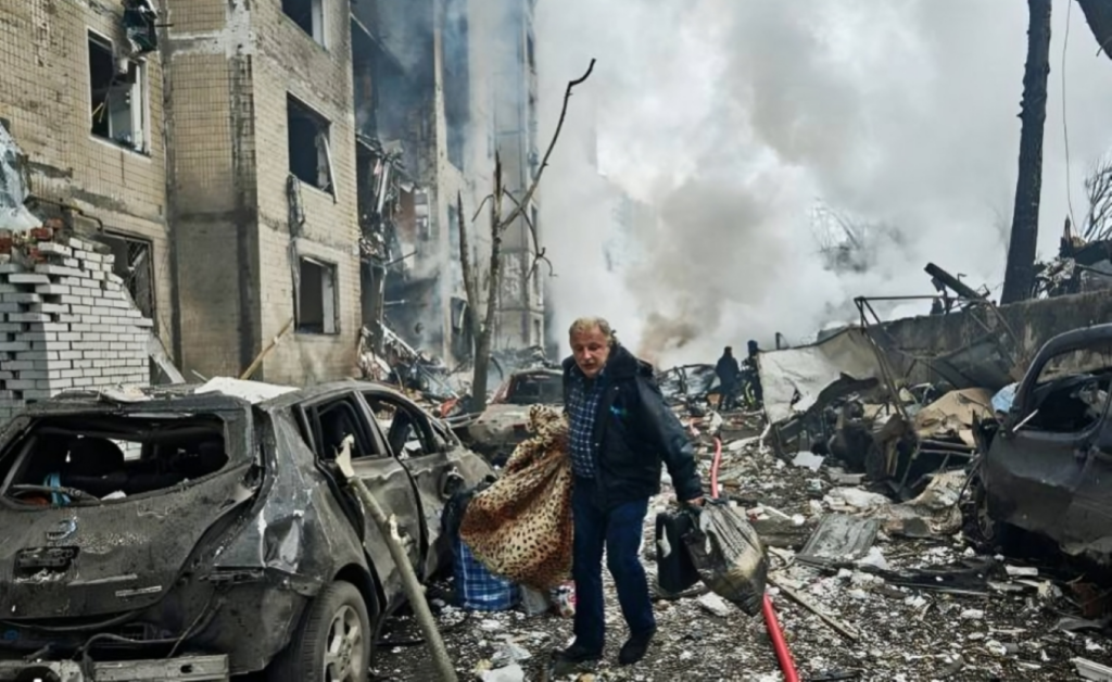 Russian Strike on Kyiv Kills Four Following Putin’s Retaliation Threat