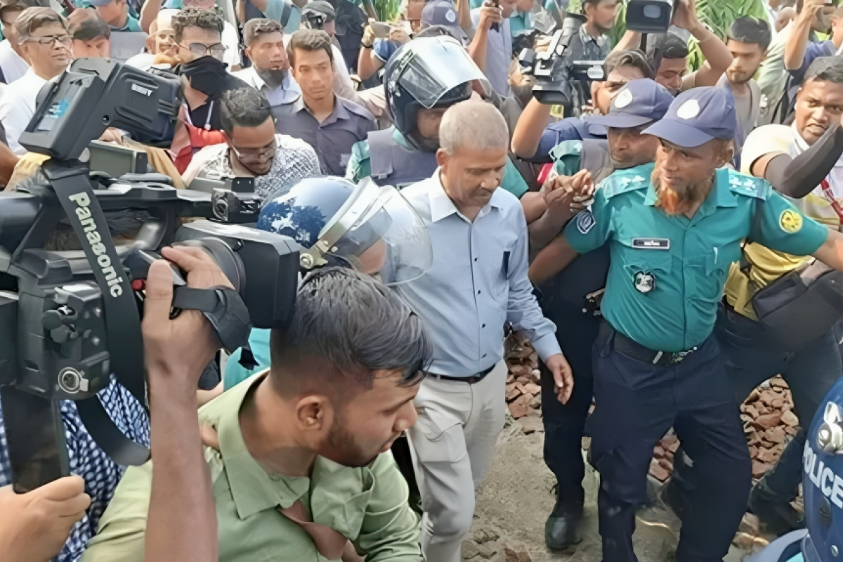 Advisers and Press Secretary Leave Milestone Campus via Back Gate After Hours of Blockade