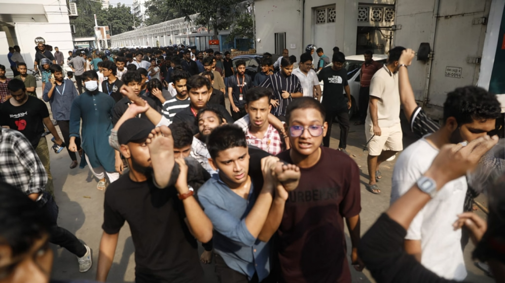Clash with Law Enforcement in Front of Secretariat Leaves at Least 40 Students Injured 1753184716 Clash with Law Enforcement in Front of Secretariat Leaves at Least 40 Students Injured