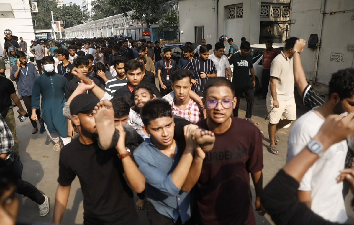 Clash with Law Enforcement in Front of Secretariat Leaves at Least 40 Students Injured
