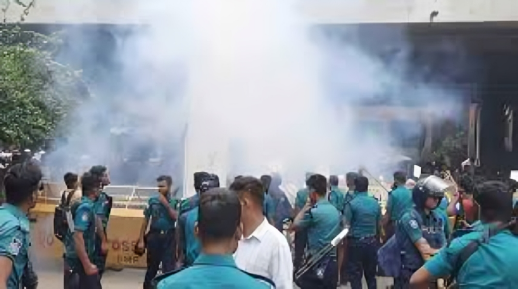 Clashes Between Students and Law Enforcement Outside the Secretariat Sound Grenades Fired 1753188506 Clashes Between Students and Law Enforcement Outside the Secretariat: Sound Grenades Fired