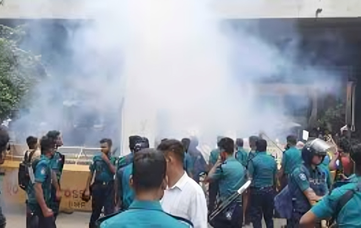 Clashes Between Students and Law Enforcement Outside the Secretariat: Sound Grenades Fired