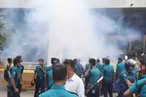 Clashes Between Students and Law Enforcement Outside the Secretariat: Sound Grenades Fired