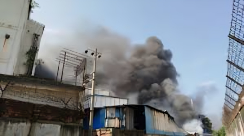 Fire Breaks Out in Residential Building at Shawrapara 1753190694 Fire Breaks Out in Residential Building at Shawrapara