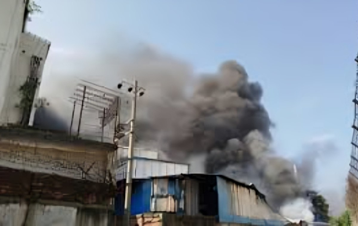 Fire Breaks Out in Residential Building at Shawrapara