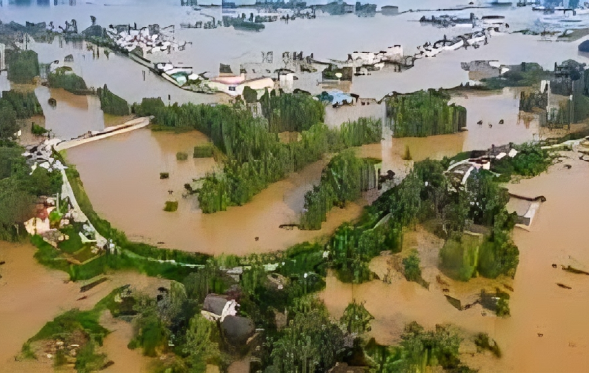 Heavy Rain Leaves 30 Dead in Chinese Capital