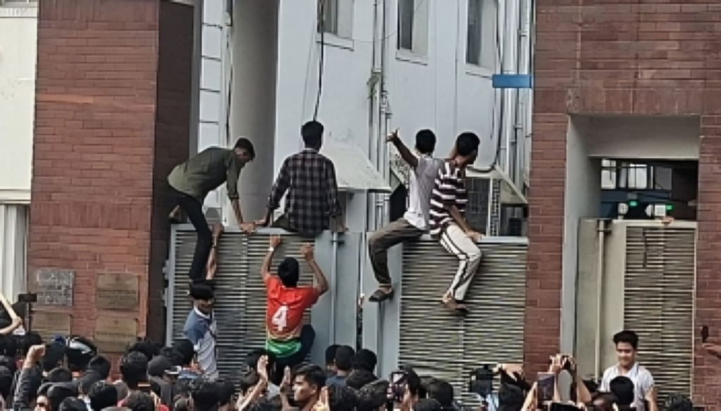 Students Break Secretariat Gates Vandalise Vehicles 1753181569 Students Break Secretariat Gates, Vandalise Vehicles: Many Injured in Police and Army Batons
