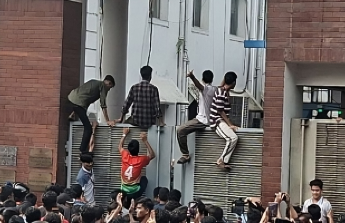 Students Break Secretariat Gates, Vandalise Vehicles: Many Injured in Police and Army Batons
