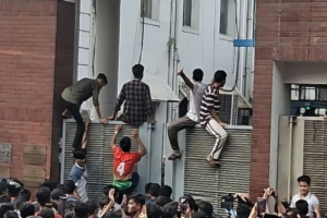 Students Break Secretariat Gates, Vandalise Vehicles: Many Injured in Police and Army Batons