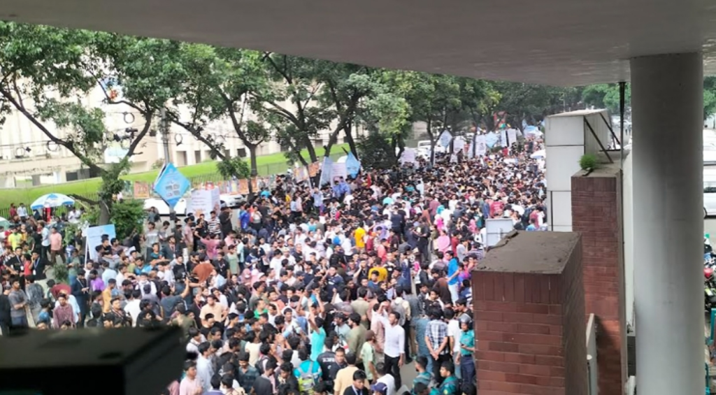 Students Protest in Front of Secretariat Demanding Resignation of Education Adviser 1753180570 Students Protest in Front of Secretariat Demanding Resignation of Education Adviser