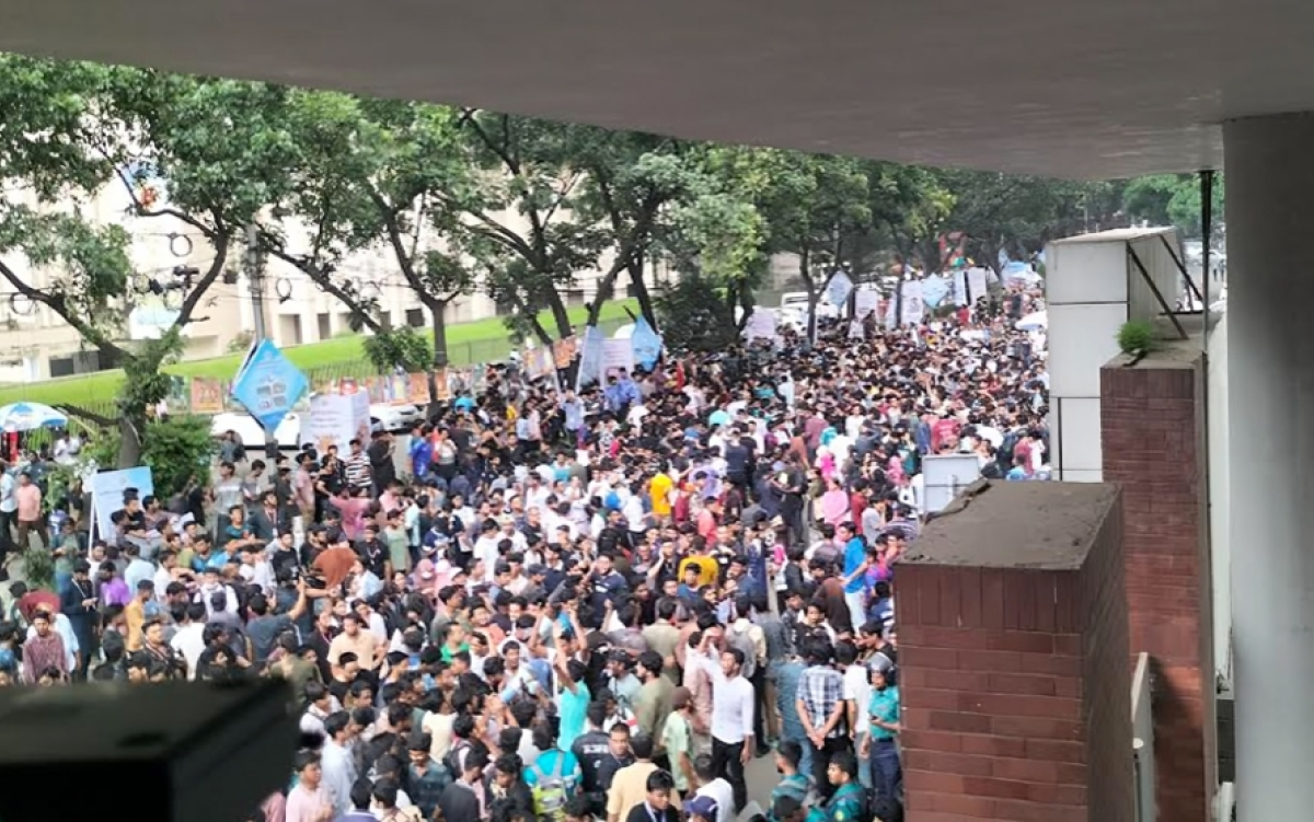 Students Protest in Front of Secretariat Demanding Resignation of Education Adviser