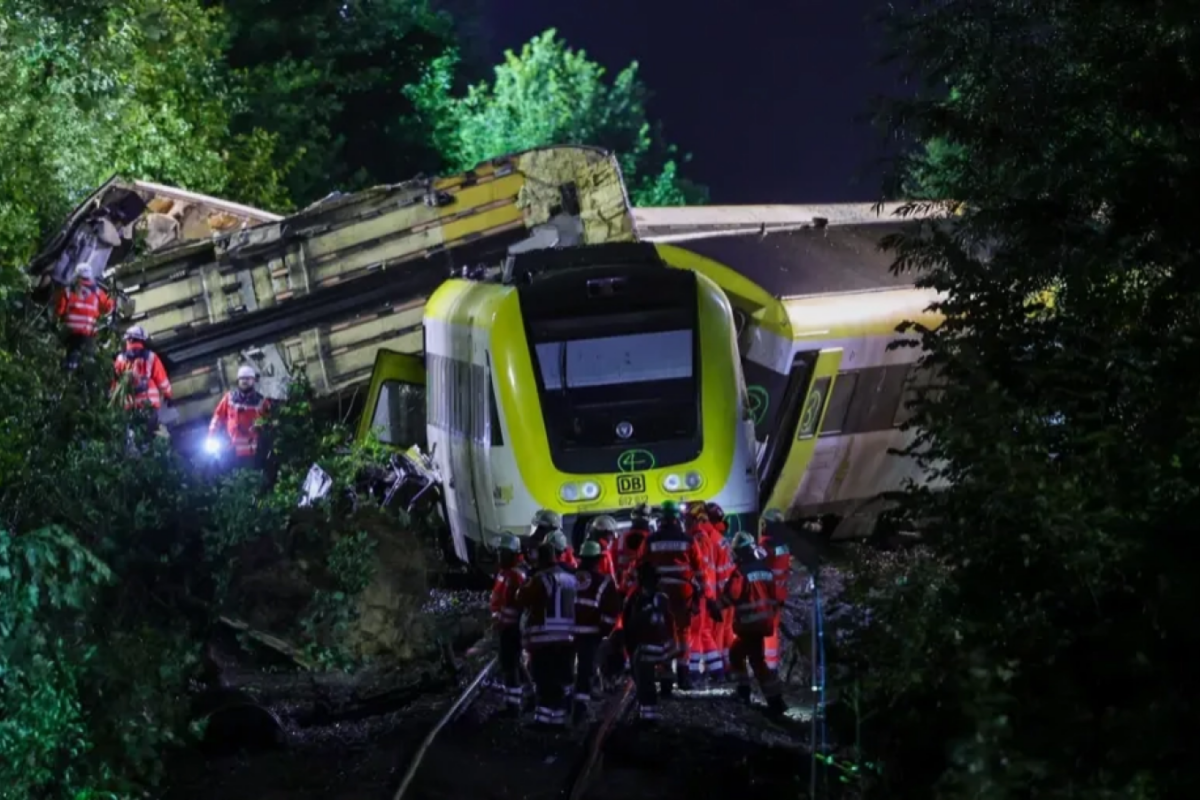 Three Dead and Dozens Injured After Train Derailment in Germany