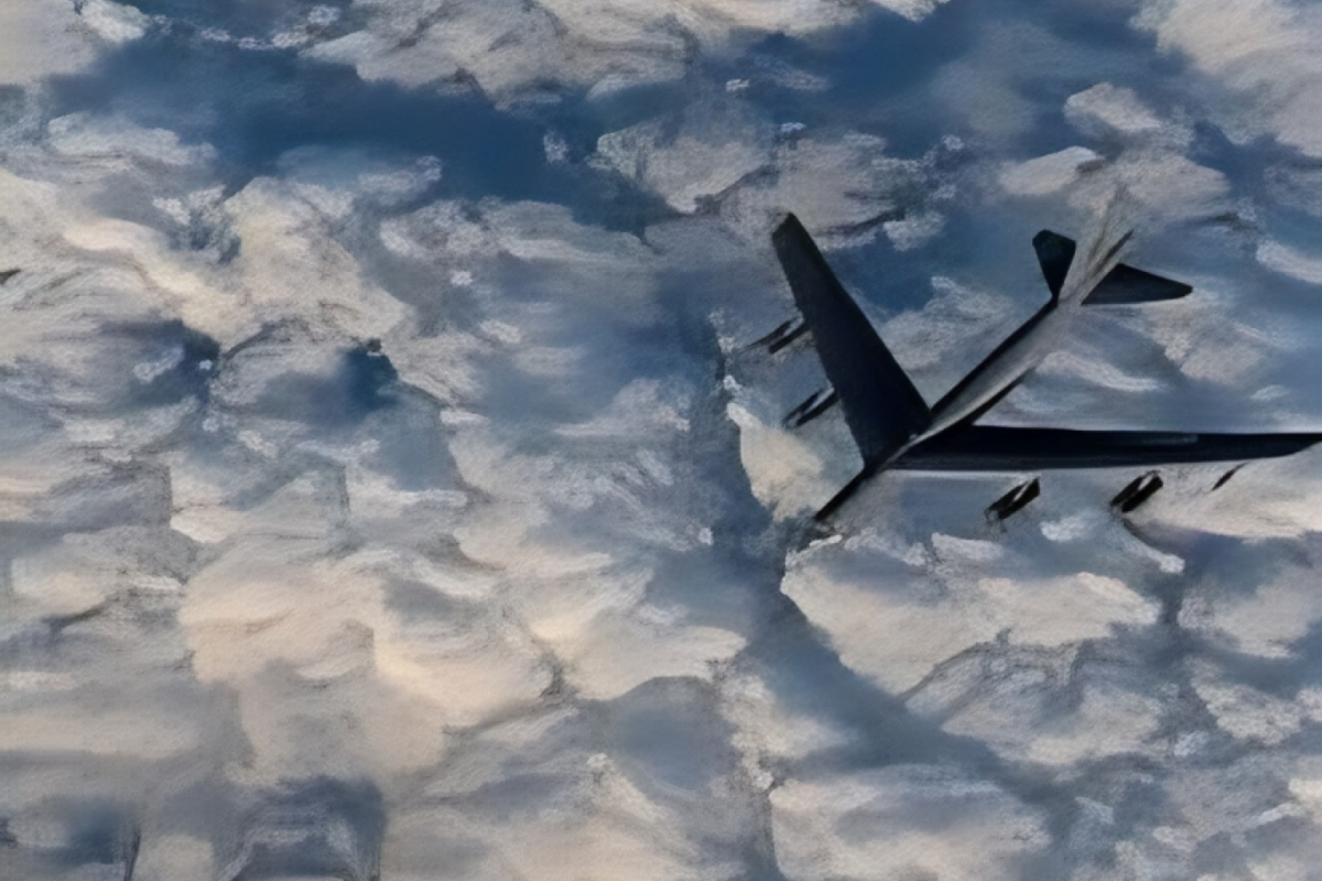 US Investigating Near-Miss Between Passenger Jet and B-52 Bomber