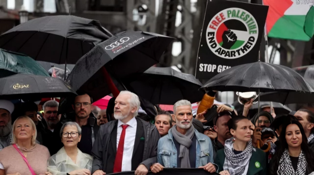 Assange Joins Pro Palestinian Protest on Sydney Harbour Bridge 1754220376 Assange Joins Pro-Palestinian Protest on Sydney Harbour Bridge