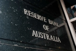 Australian Central Bank Cuts Key Rate, Warns of Uncertainty