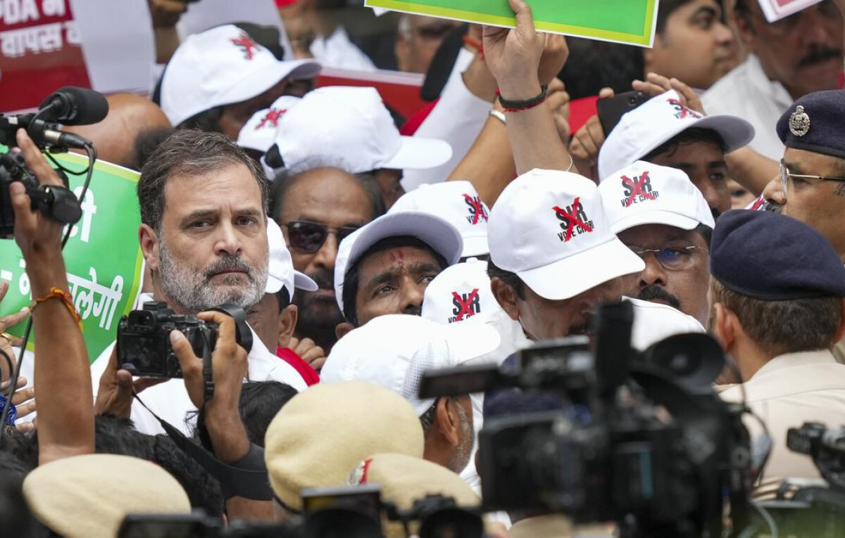 Delhi Police Detain Rahul and Priyanka Gandhi During Protest March