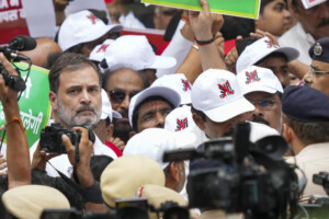 Delhi Police Detain Rahul and Priyanka Gandhi During Protest March