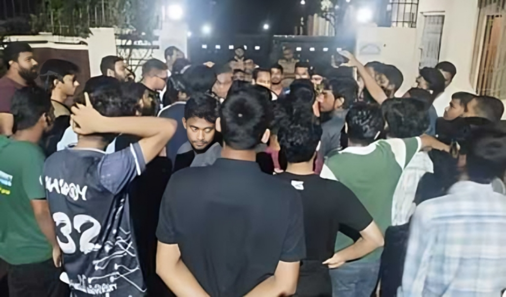 Protests Demand Ban on Student Politics in Jahangirnagar University Halls 1754817172 Protests Demand Ban on Student Politics in Jahangirnagar University Halls