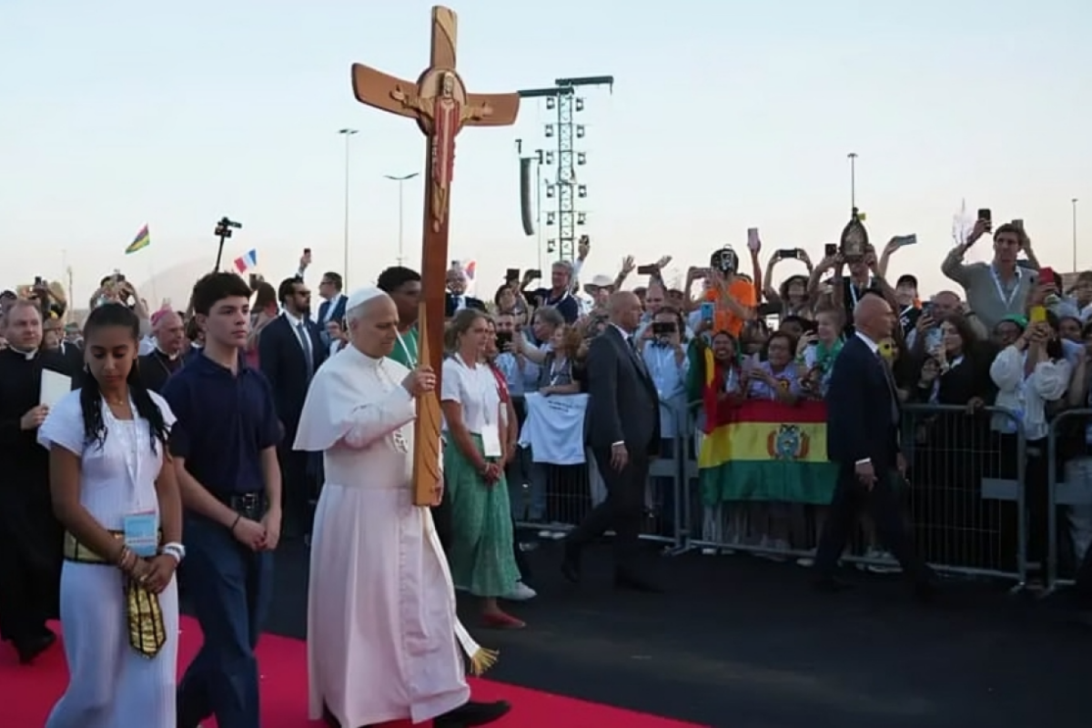 Young Catholics Give Rock Star Welcome to Pope Leo at Vigil