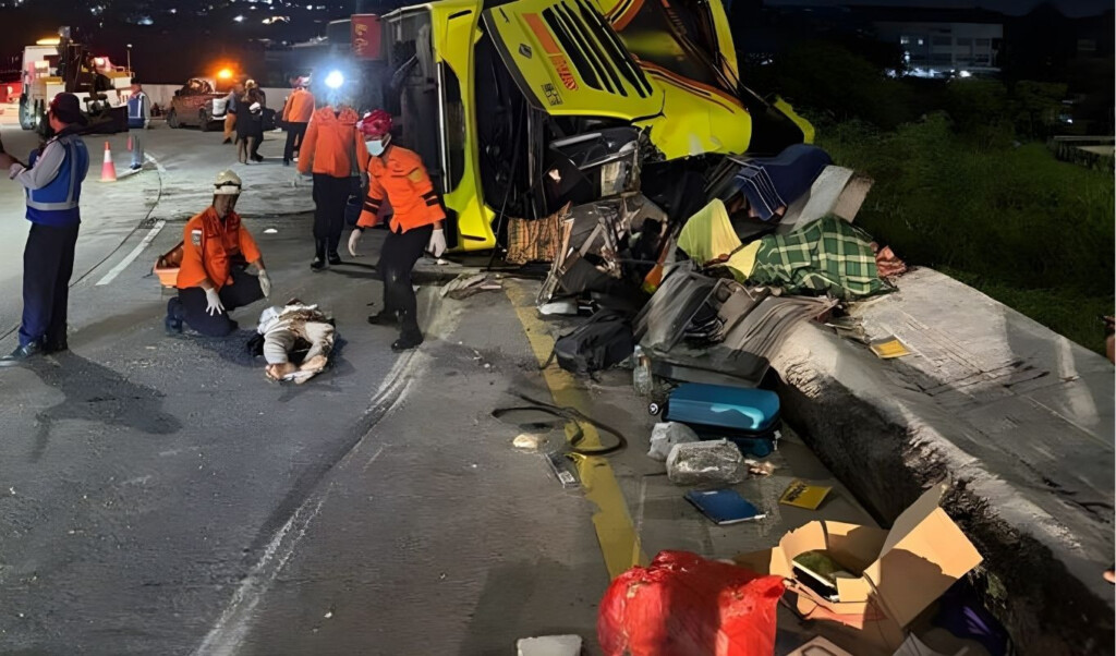 16 killed, injured in Indonesia bus accident 2 16 killed injured in indonesia bus accident 16 killed, injured in Indonesia bus accident