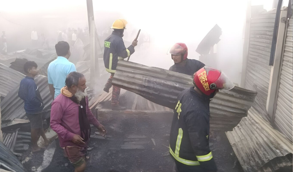 25 shops destroyed by fire in gauripur market daudkandi 25 shops destroyed by fire in Gauripur market, Daudkandi