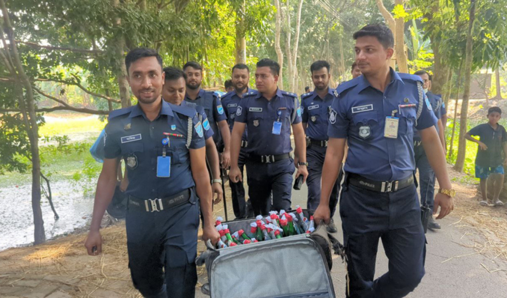 32 petrol bombs found in lugage by highway in faridpur 32 Petrol Bombs Found in Lugage by Highway in Faridpur