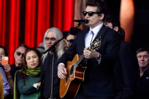 A heartfelt performance of John Mayer’s song Ripple at Bob Weir’s public memorial