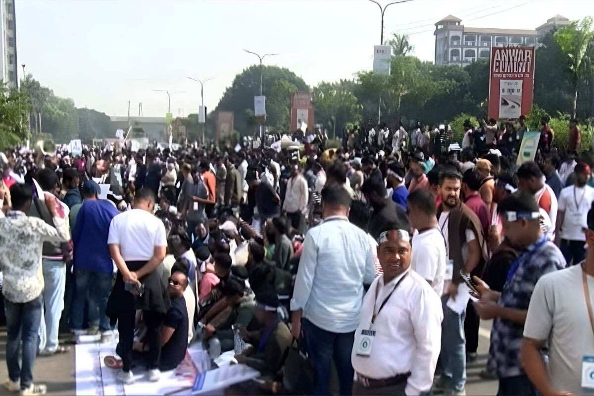 Agargaon in Gridlock: Mobile Traders Block Road