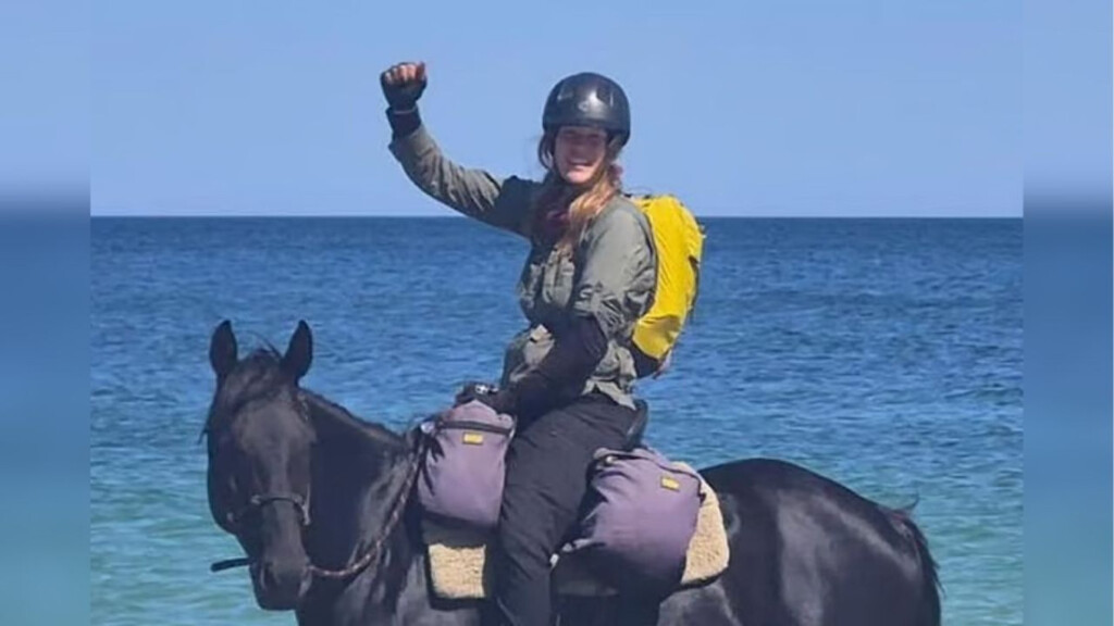 American Equestrian Crosses Australia With Wild Brumby 2 american equestrian crosses australia with wild brumby American Equestrian Crosses Australia With Wild Brumby
