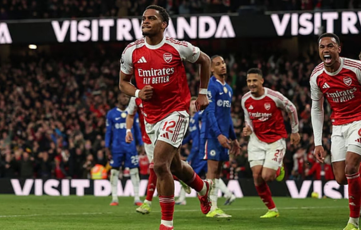 Arsenal Extend Lead as Manchester United Ascend Table