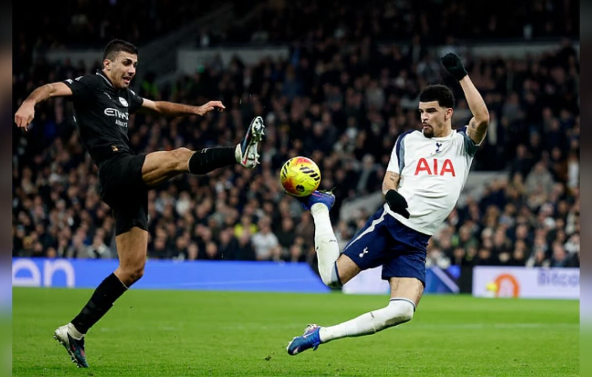 Arsenal Favourites for Title as Rivals Stumble