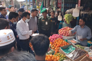 As soon as the magistrate received the news, the prices of fruits and lemons fell.