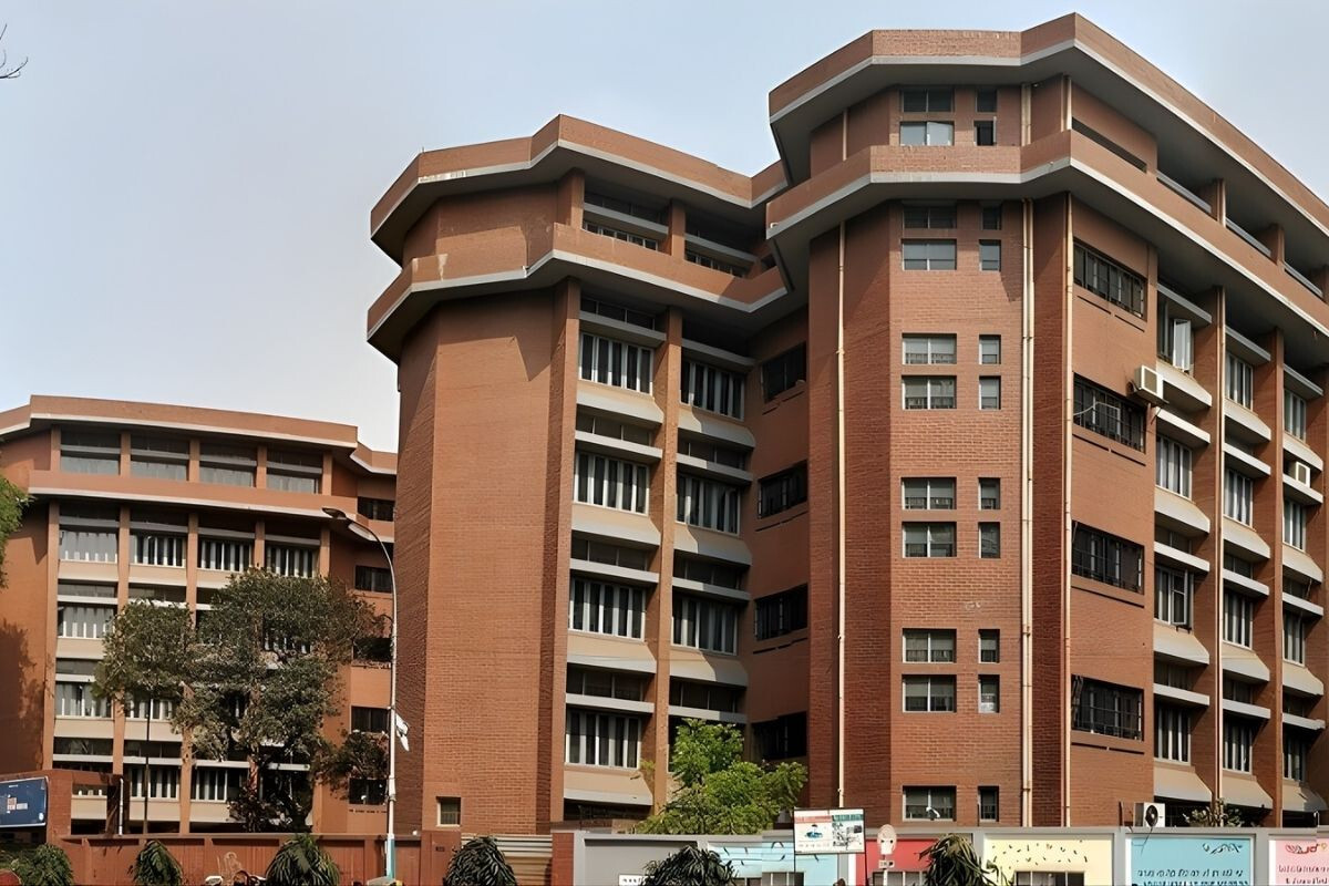 “At noon, the Udoyan High School polling station in the capital was nearly empty.”