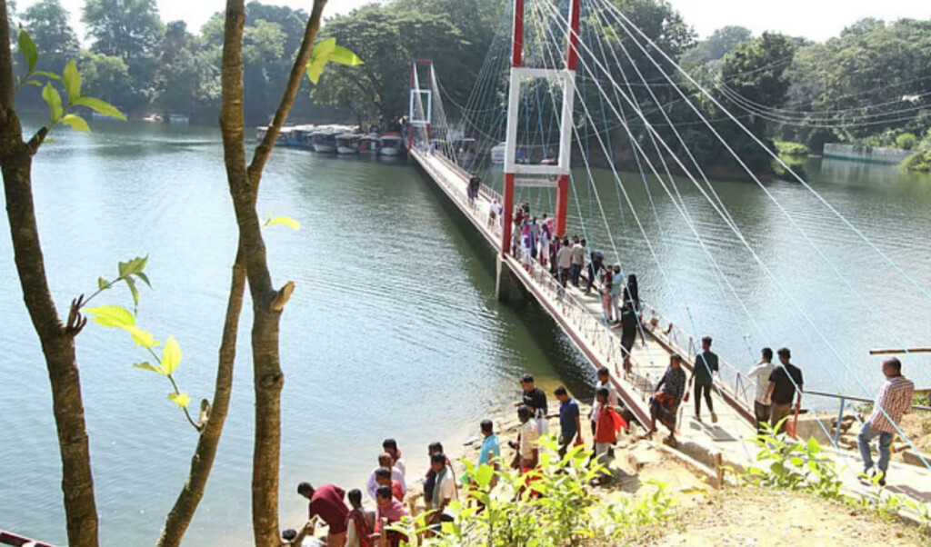 Attraction of Rangamati’s Hanging Bridge Declining, Fewer Tourists Visiting 3 attraction of rangamatis hanging bridge declining fewer tourists visiting Attraction of Rangamati’s Hanging Bridge Declining, Fewer Tourists Visiting