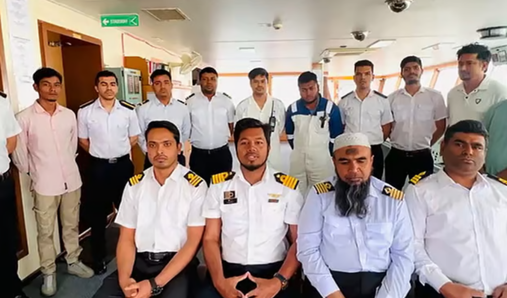Bangladeshi Ship Faces Bombing Fears at Sea 3 bangladeshi ship faces bombing fears at sea Bangladeshi Ship Faces Bombing Fears at Sea